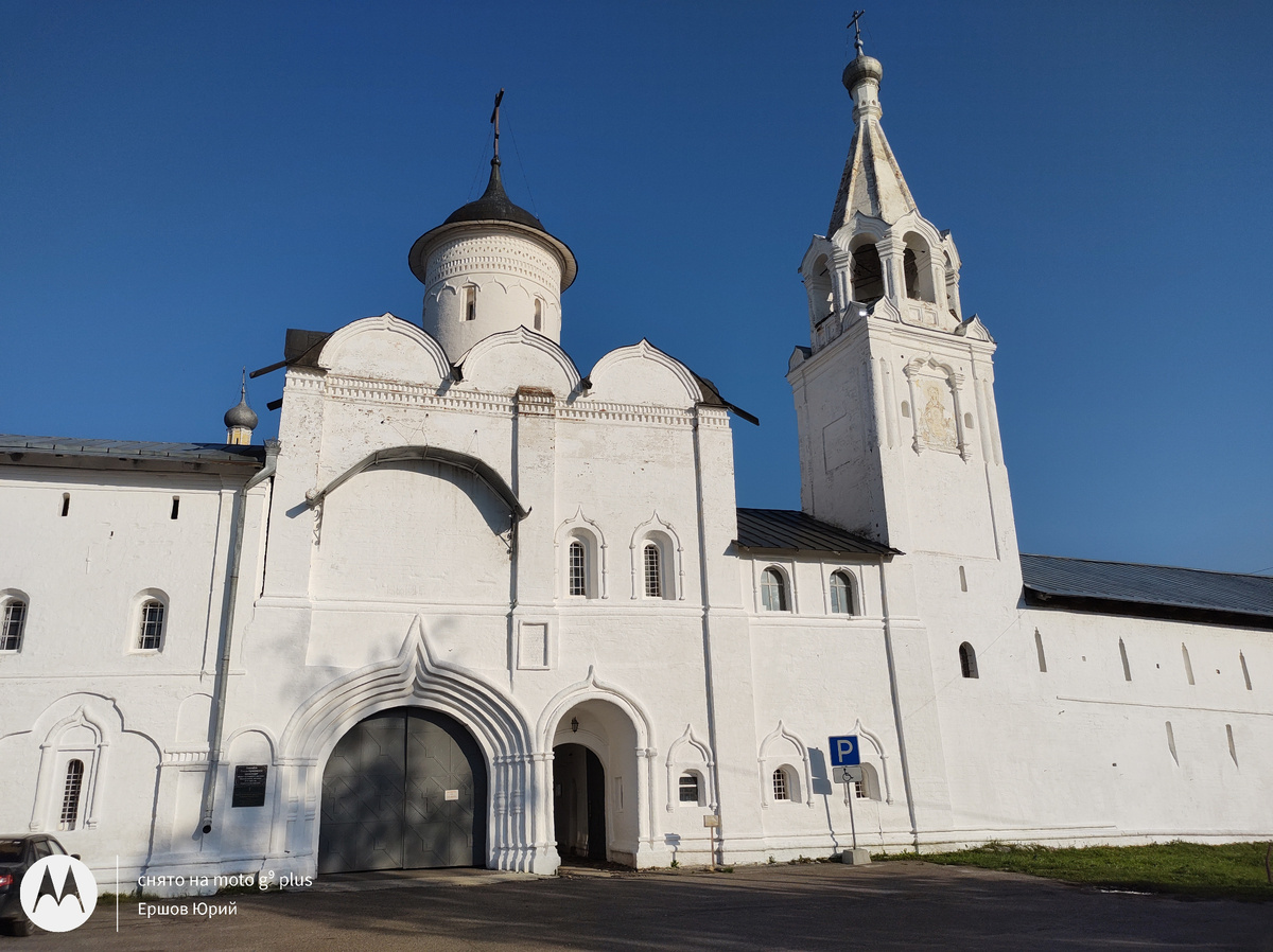 Вход в монастырь