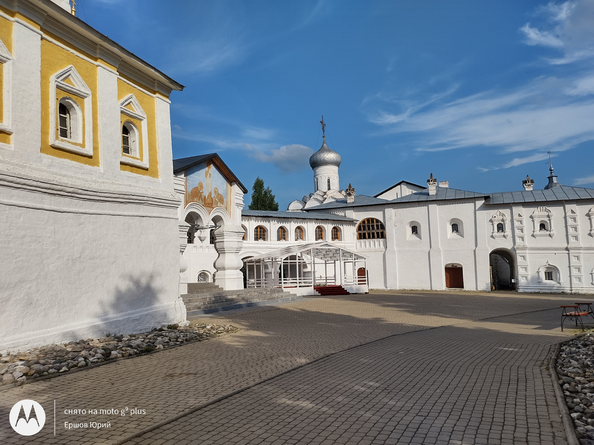 Внутри монастыря