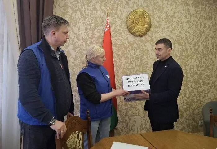 Письма российских военнопленных, переданные украинской стороной. Обложка © Telegram / Яна Лантратова