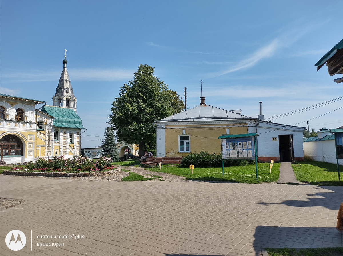Собор обнесен забором, вот что внутри