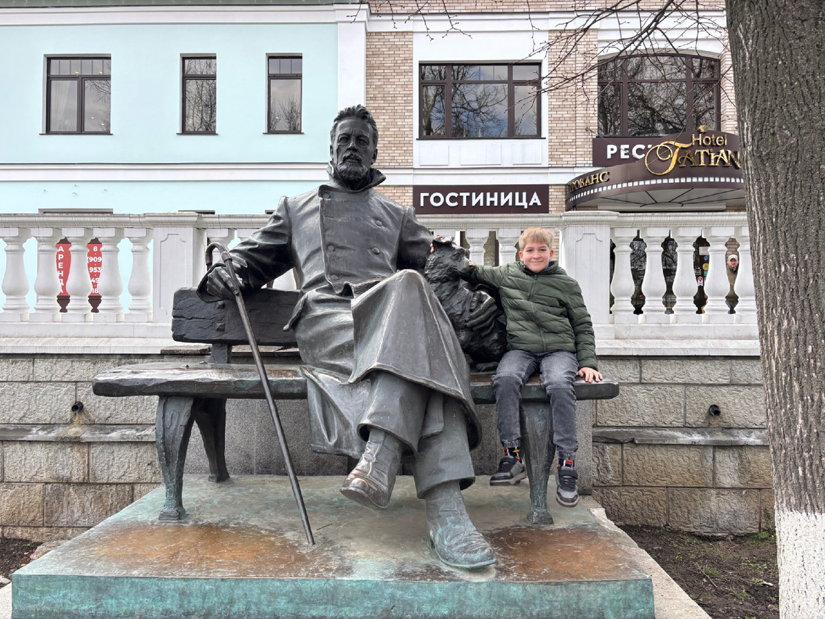 Фото автора. За неделю до поездки мы с Петей побывали на спектакле «Каштанка» в МТК. А в Звенигороде повстречали и Чехова, и Каштанку 