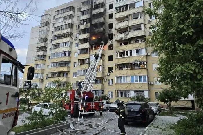 В Белгороде беспилотник ВСУ атаковал многоквартирный дом. Обложка © Telegram / Оперштаб Белгородской области