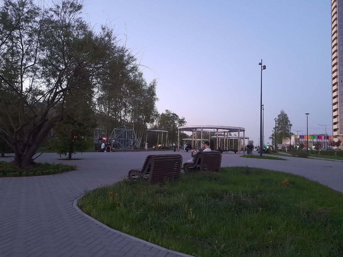 Общественное место, где любой может попасть на фото.