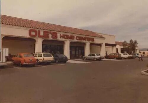В 1984 году была опубликована фотография Ole Hardware Center до того, как он был подожжен (рисунок source:calisphere.org )