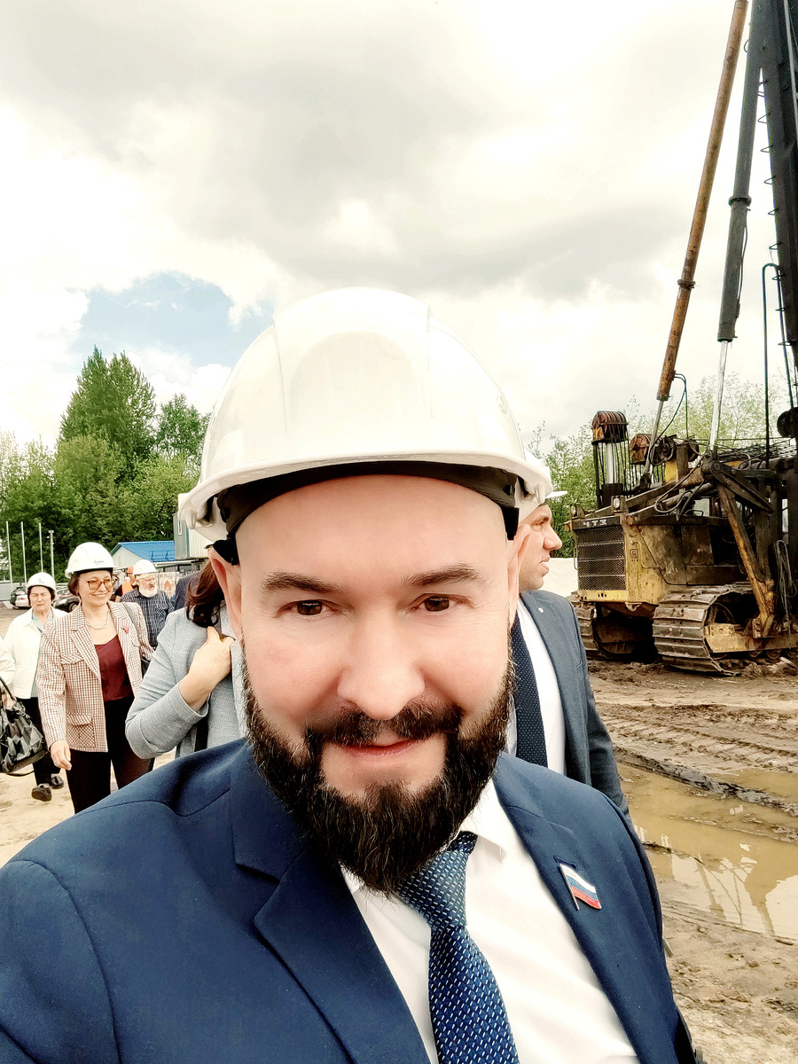 Королев Павел вместе с коллегами на стройке нового Речного Вокзала в Твери