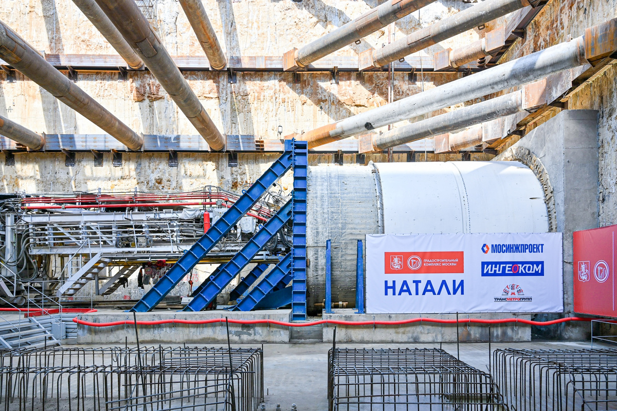 📷 1.1: ТПМК «Натали» в котловане станции «Ватутинки»: стартовая зона проходки правого тоннеля в сторону «Кедровой». Фото: пресс-служба Мэра Москвы.