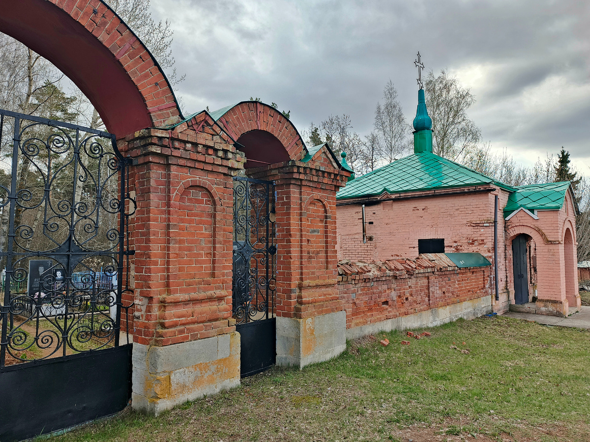 Главный вход на кладбище