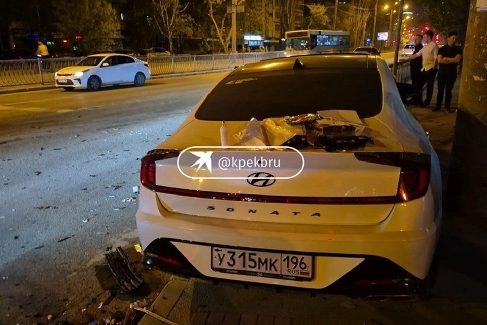    От сильного удара легковушка вылетела с дороги и снесла ограждение. Фото: читатель «КП-Екатеринбург»