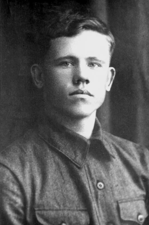 1938 год, Павел Плотников в Барнауле. Источник - https://cmvvs.ru/samoljoty-velikoj-pobedy-2/pavel-artemevich-plotnikov.html