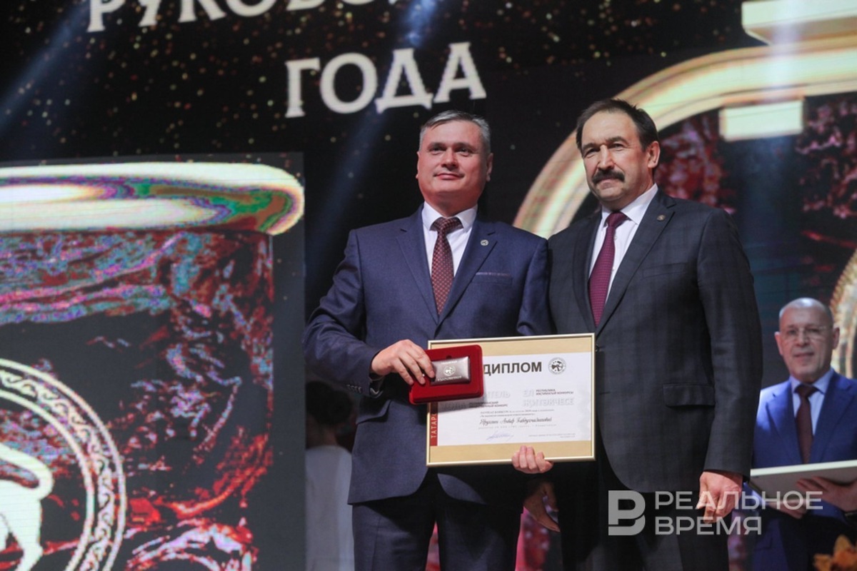    Бывший шеф УК «ТМС групп» Анвар Яруллин (слева на фото) остается миноритарным совладельцем «ТаграСа» с долей 0,3%. Ринат Назметдинов / realnoevremya.ru
