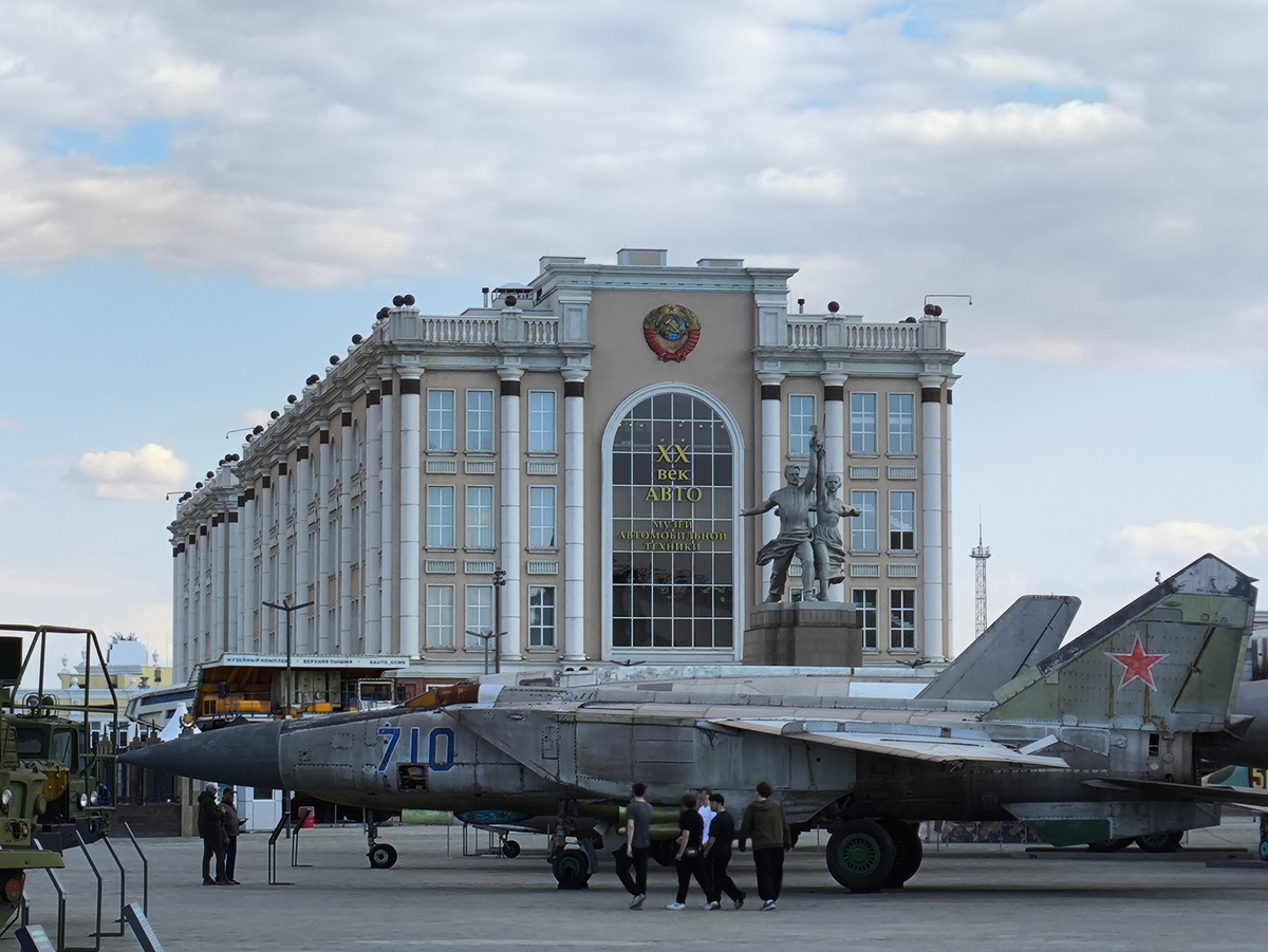 Главное здание автомобильного павильона