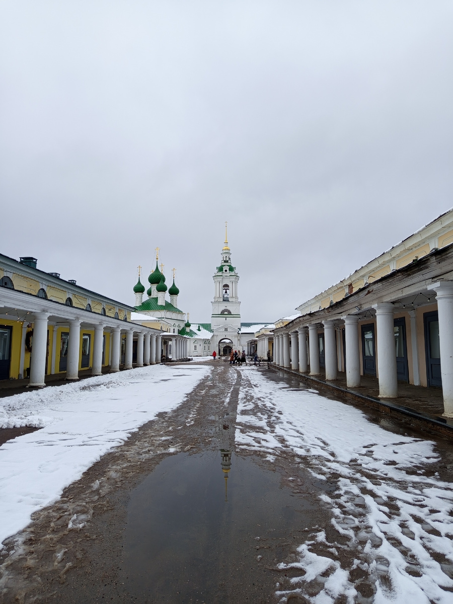 Вот тут мы искали музей. Снег еще не растаял.