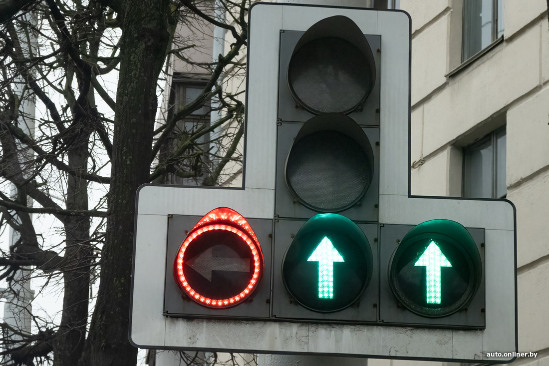 Здесь есть стрелка на основном сфетофоре, она информирует о дополнительных секциях и  информирует о разрешении движения в указанных направлениях