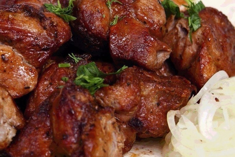 Мясо в духовке, которое тает во рту: секрет мёда и лимона