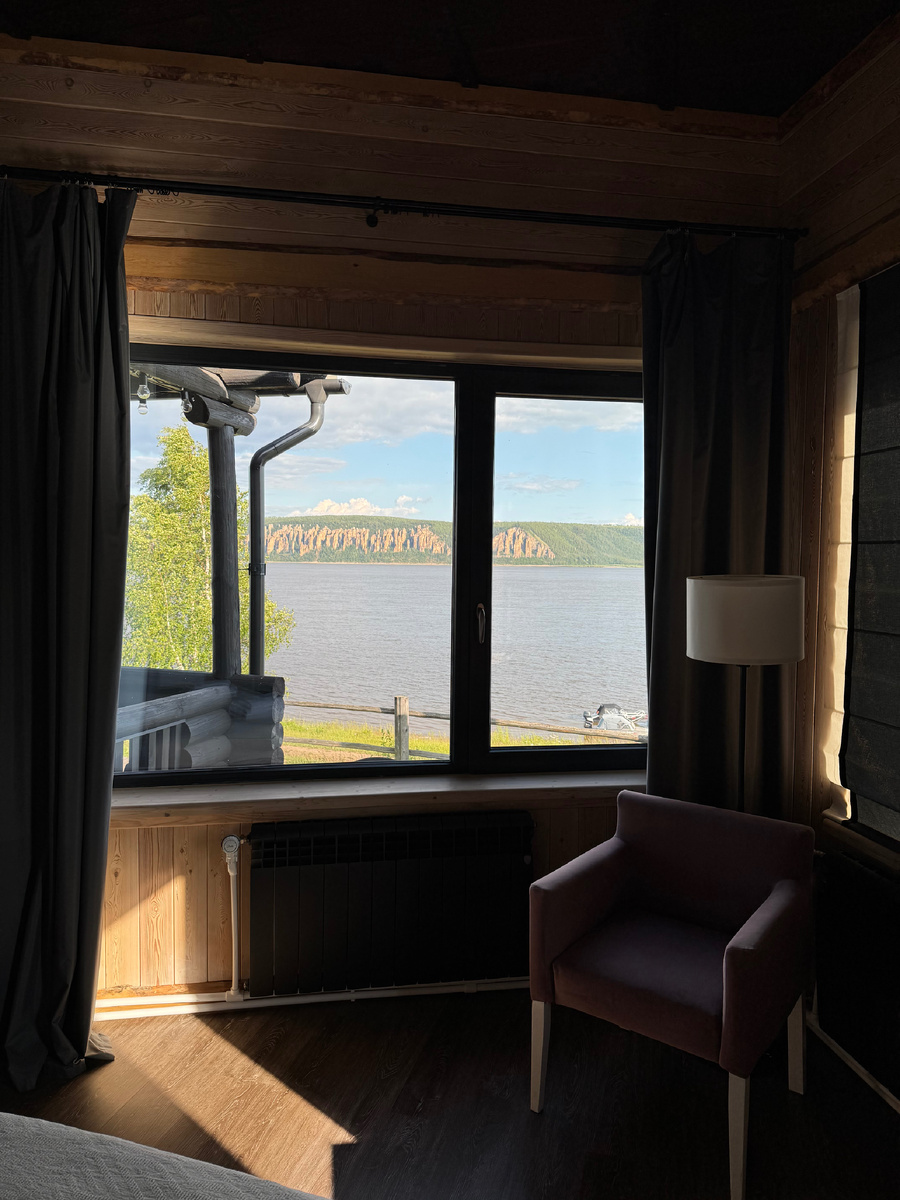 Вид из нашего номера на Ленские столбы 