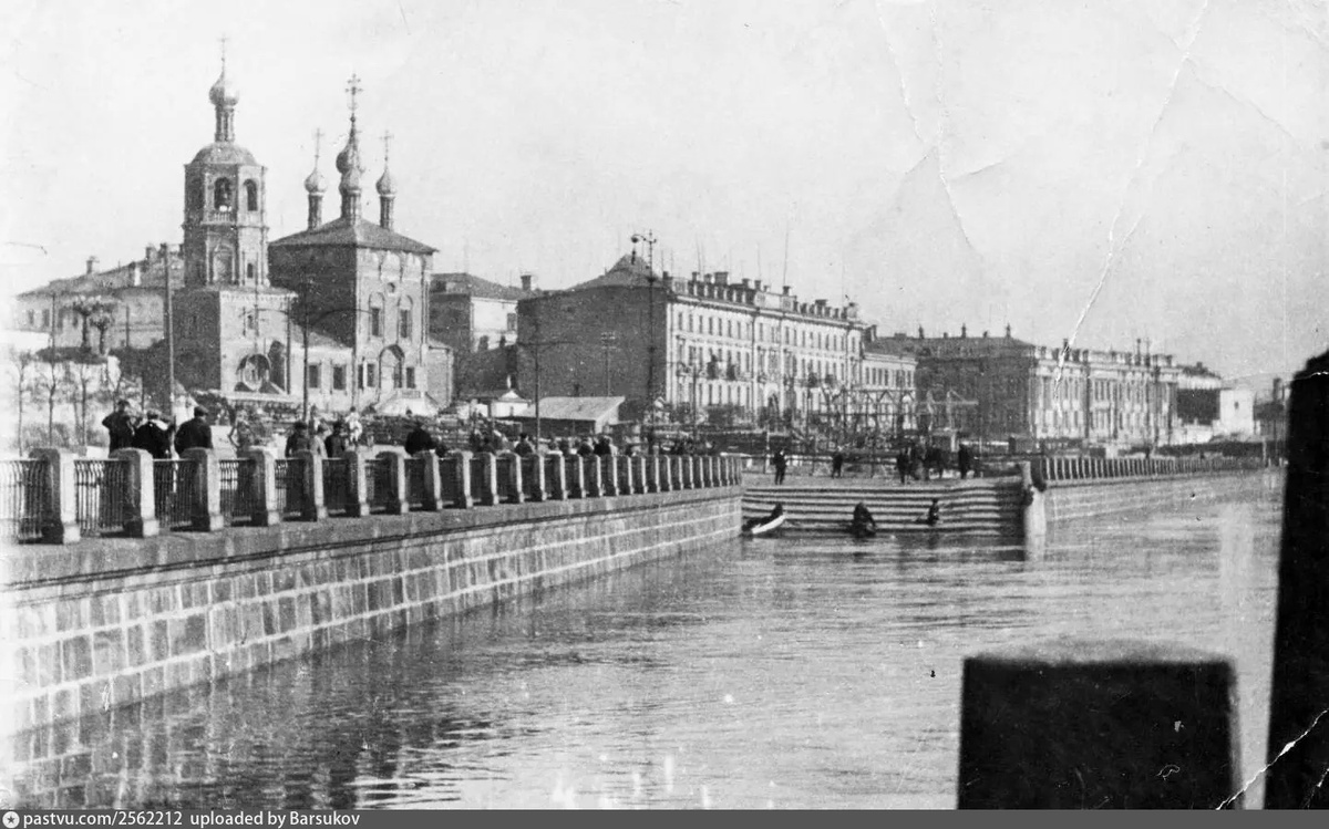 Пречистенская набережная около храма Христа Спасителя во время наводнения 1926 года. Вид в сторону Большого Каменного моста. С сайта www.pastvu.com.