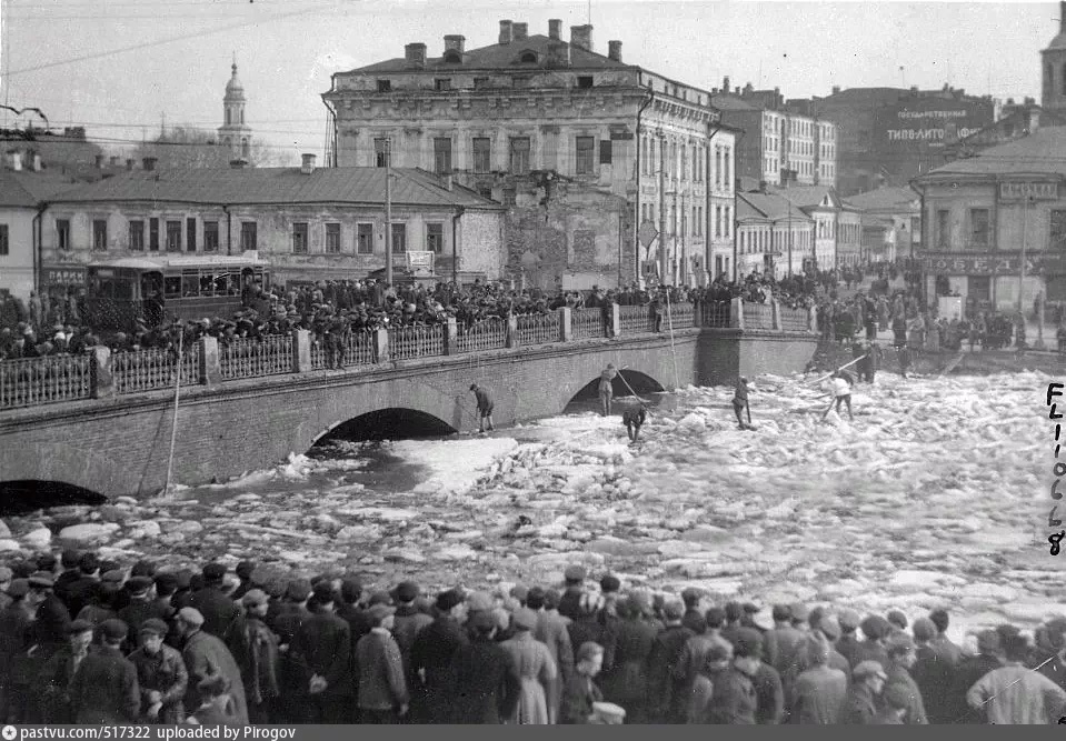 Ледоход на Водоотводном канале около Малого Каменного моста в марте 1926 года. То есть практически за месяц до наводнения. Вид в сторону улицы Большая Полянка. С сайта www.pastvu.com.