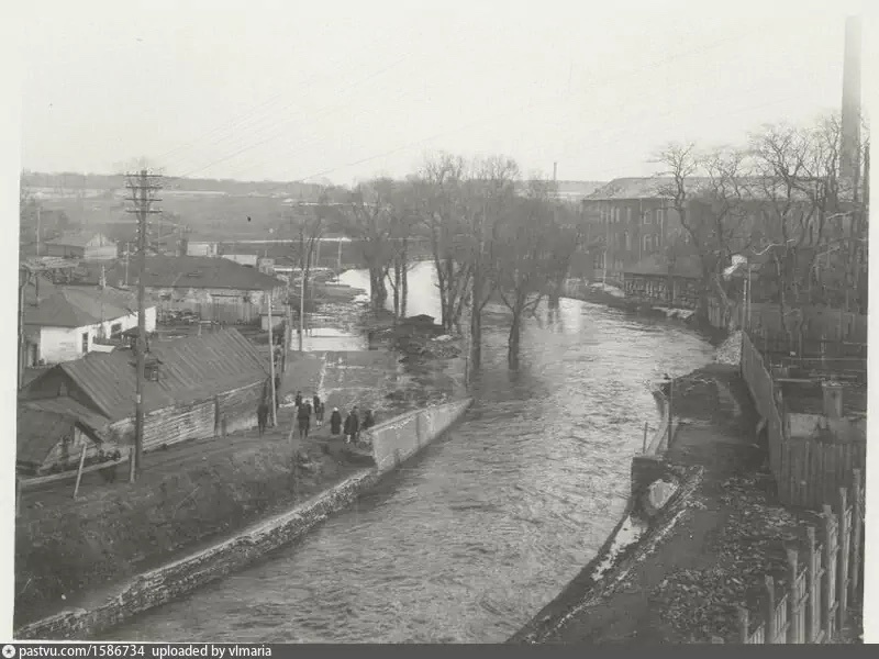 Река Яуза во время наводнения 1931 года. Вид от железнодорожного моста Казанской дороги на нынешние Рубцовскую и Семёновскую набережную. Автор фото: Н.Н. Смирнов. С сайта www.pastvu.com.