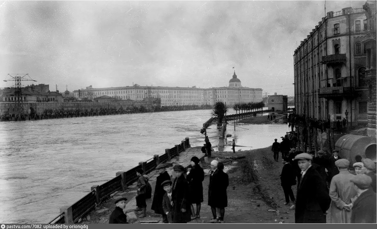Раушская набережная в дни наводнения 1931 года. Автор фото: William Osgood. С сайта www.pastvu.com.