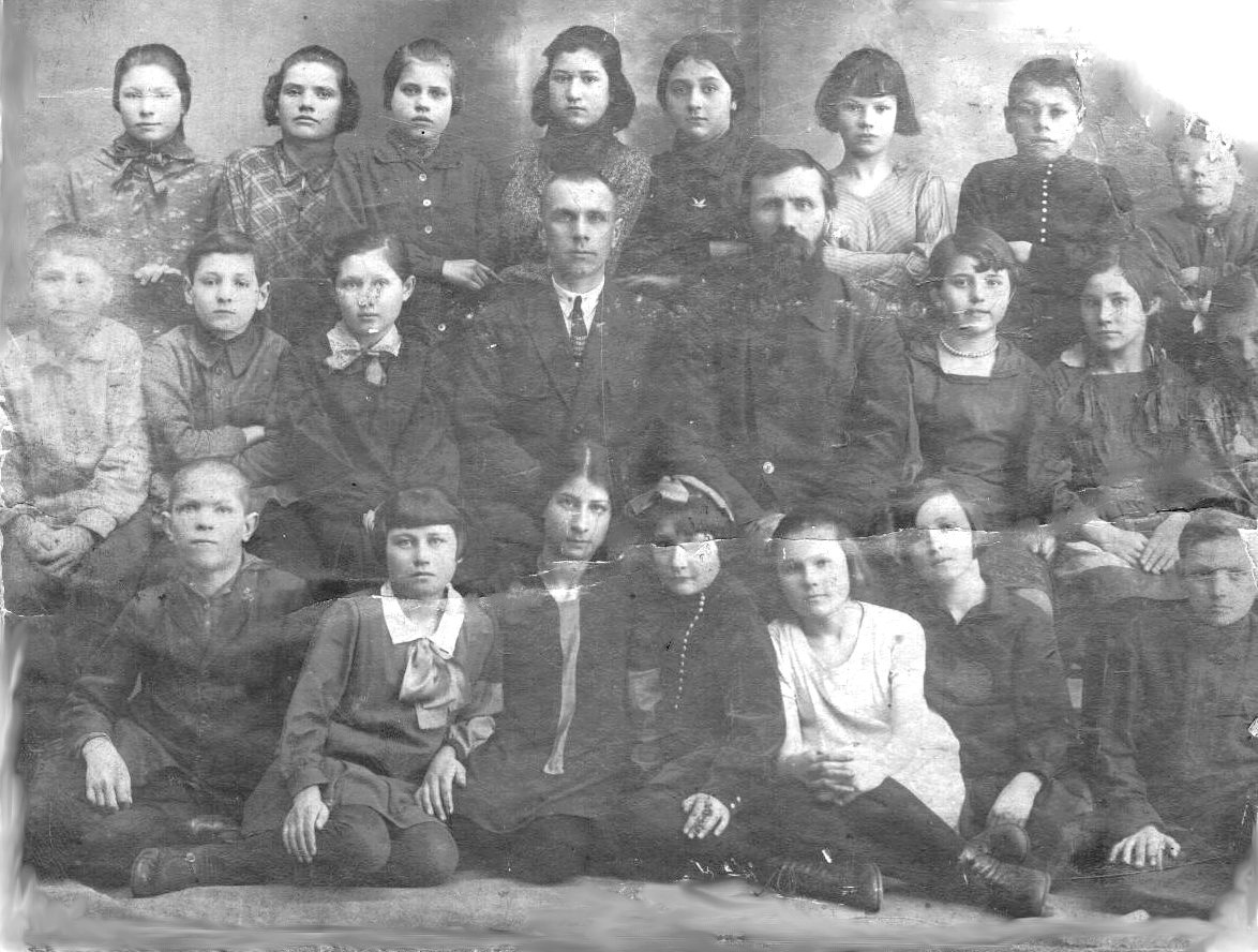 Клаша в верхнем ряду крайняя слева. Девочки побогаче в первом ряду.))