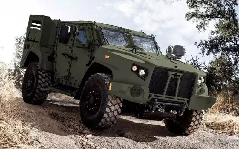 Oshkosh JLTV универсального назначения с экипажем из четырех военнослужащих.📷
