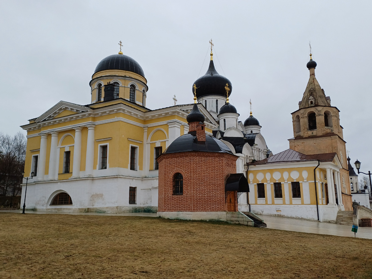 Троицкая церковь, Успенский собор, колокольня Иова (по порядку) и Георгиевская часовня (на переднем плане) Старицкого Успенского монастыря