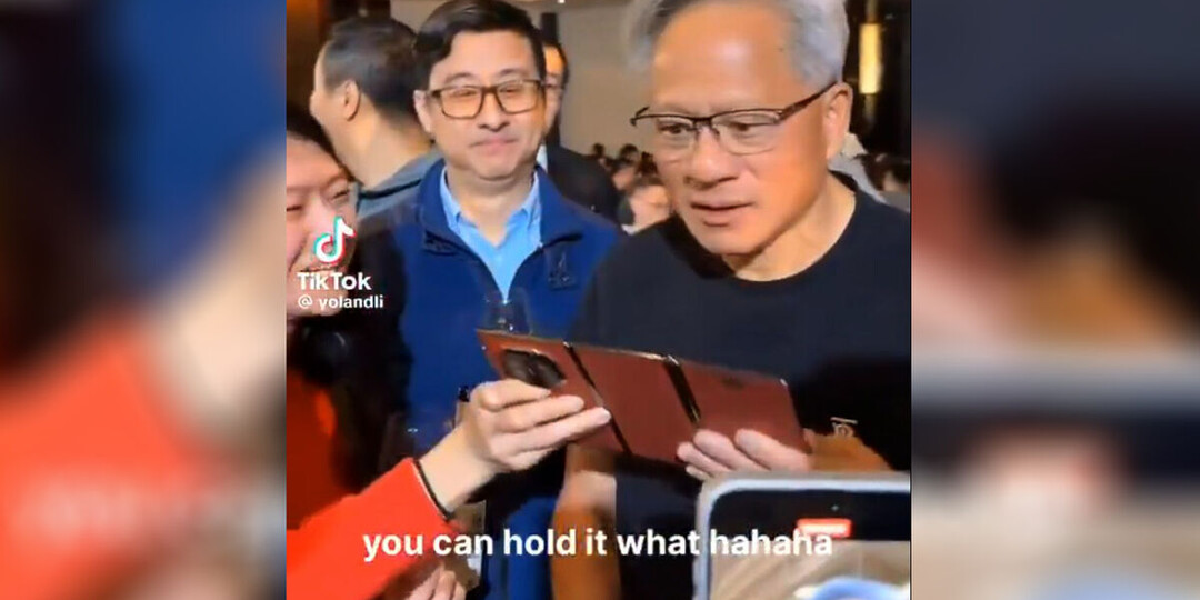 В соцсетях завирусилось видео, в котором глава Nvidia удивляется трифолду Huawei