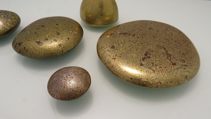 Формальная композиция STONES. Материалы исполнения: Серебро 999 пробы, медь, нейзильбер и бронза в технике мокуме гане. Обработка поверхности: травление, патинирование. Артель Мастерских «ТАУ»