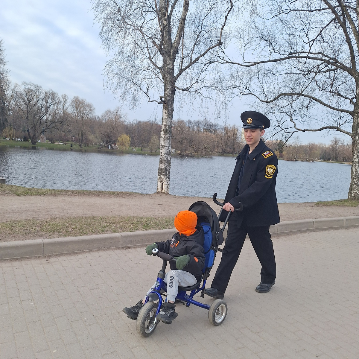 Старший внук со своим двоюродным братиком. Студент Питерского морского училища. Перевёлся из Жирновского нефтяного техникума. Ищет себя.