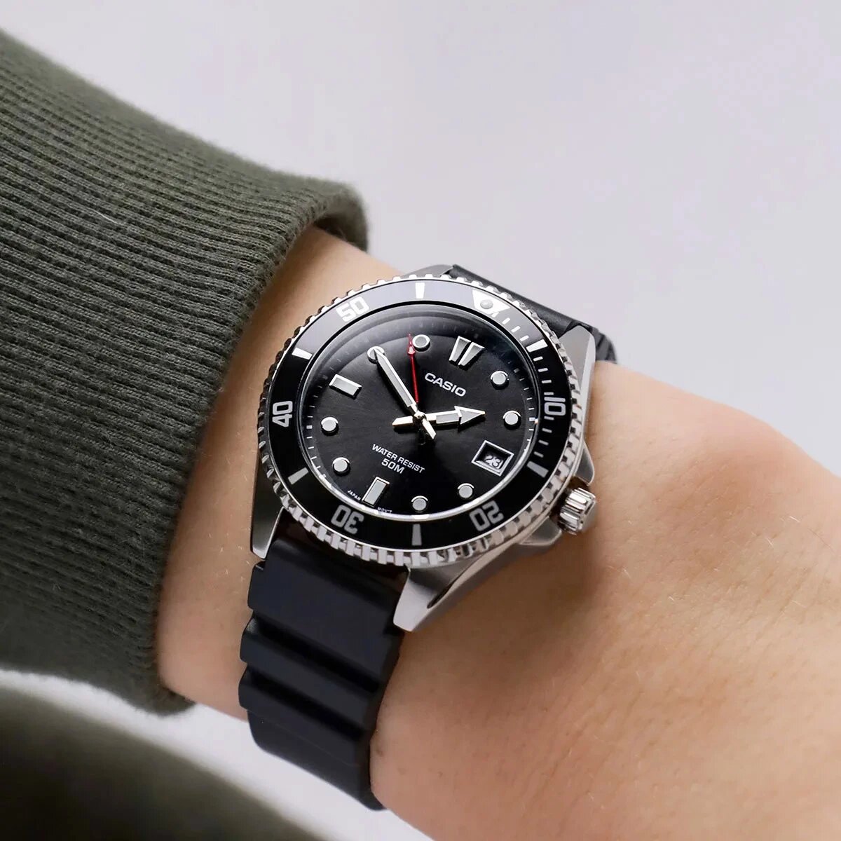 Часы Casio MDV-10-1A1 прошли испытания при статическом давлении 5 Бар — на циферблате надпись Water Resist 50m