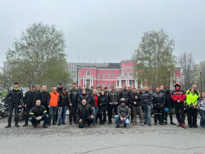    Глава Петрозаводска прокатилась на мотоцикле с байкерами со страницы Инны Колыхматовой