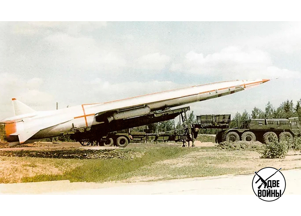 Ту-123 «Ястреб» на пусковой установке, буксируемой тягачом. Фото в свободном доступе.