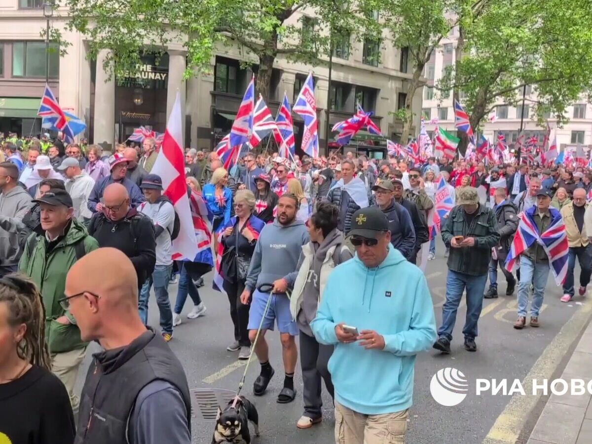     Сотни тысяч британских националистов двинулись маршем на Даунинг-стрит | © РИА Новости