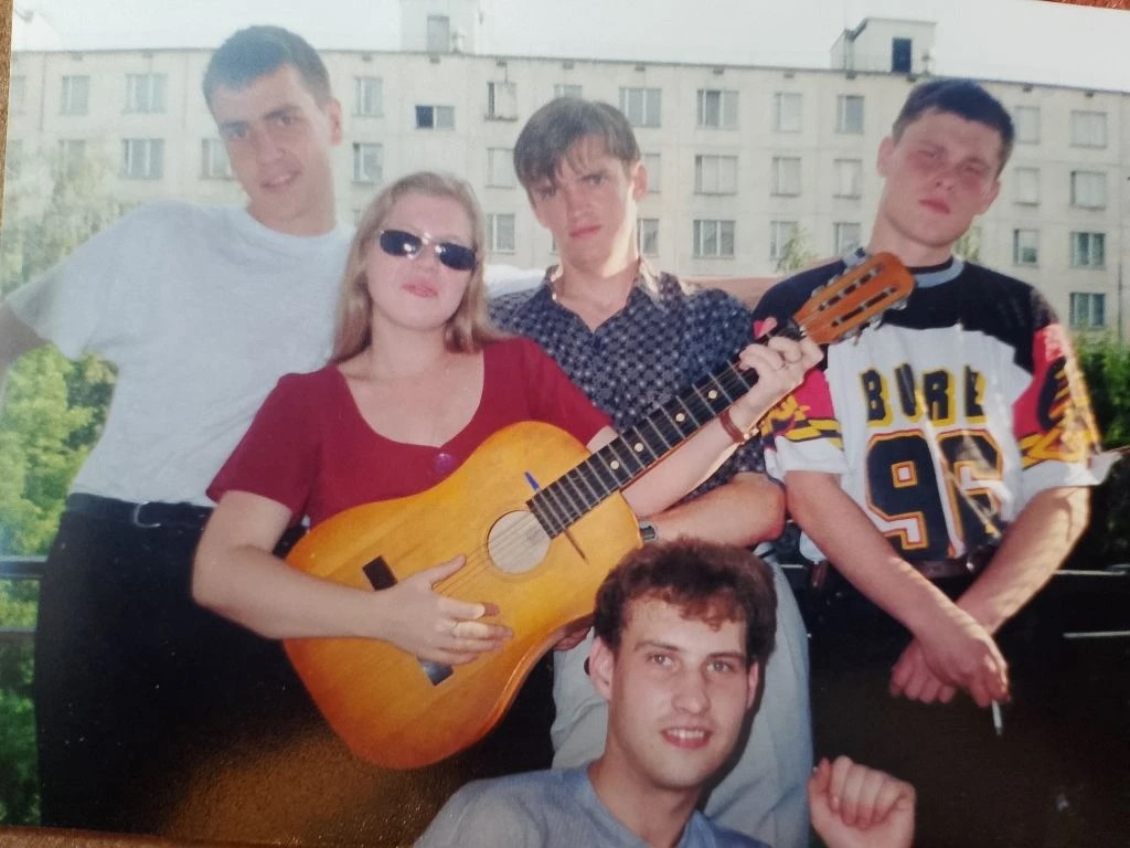 Отмечаем мое 20-летие и переход на 3-й курс, начало было такое ! Отмечал ни день в день так как получил пересдачу по "Технологии машиностроения". Автор карйний слева в белой футболке, фото сделано 03 июля 1997 года, Москва, Чертаново-Центральное