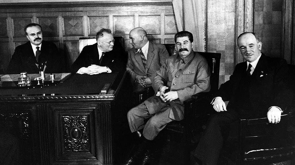 Визит в Москву в 1935 г. чехословацкого министра иностранны дел Эдварда Бенеша. Слева направо: В. М. Молотов, М. М, Литвинов, С. С. Александровский, И. В. Сьалин, Э. Бенеш