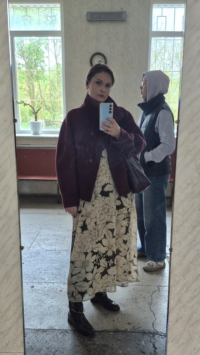 На мне. +8°C🌧 Девушка на заднем платье просто попутчица, не моя дочь🤗