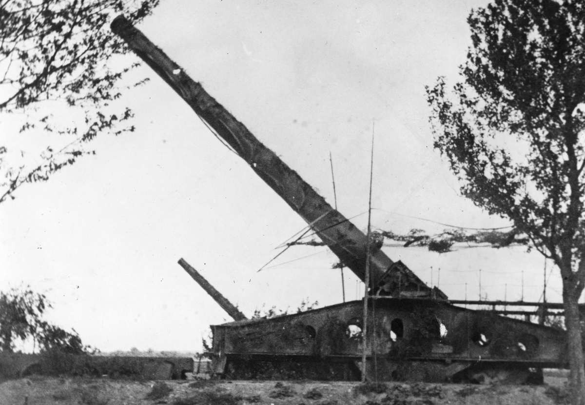 Батарея французских 340-мм пушек М 1912 на железнодорожном транспортере типа «лафет с люлькой», подготовленные к залпу. 1939 год.