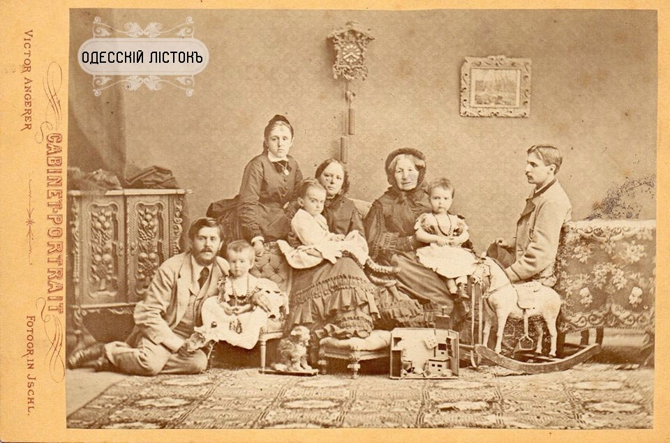 Я уже писала, что не согласна с подписью на этом фото, и считаю, что на нём, слева-направо: Михаил Андреевич Шувалов, его сын Никита (один из тройняшек; рождённый без ног), его жена Анна Петровна, урождённая Кожина, Софья Михайловна Шувалова с внучкой, - одной из девочек из тройняшек, скорее всего, по имени Виктория, Елизавета Ксаверьевна Воронцова, с правнучкой (из тройняшек) Вероникой, Павел Андреевич Шувалов.