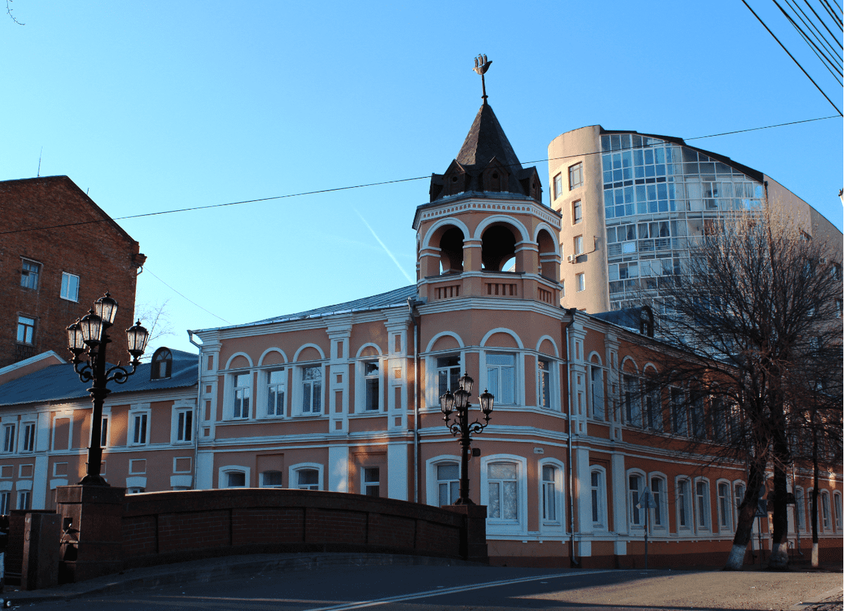 Вид бывшего детского приюта со стороны каменного моста