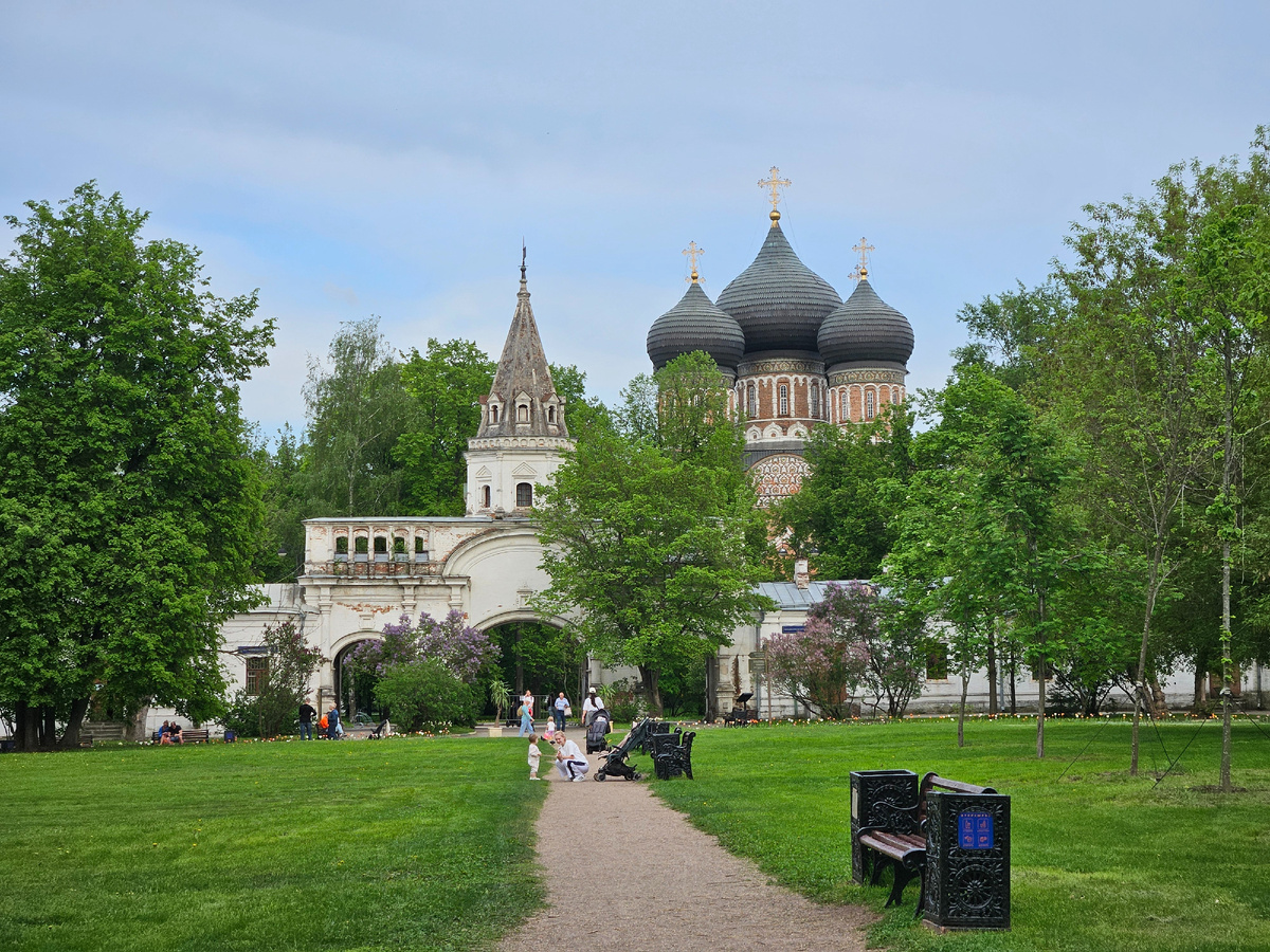 В усадьбе.