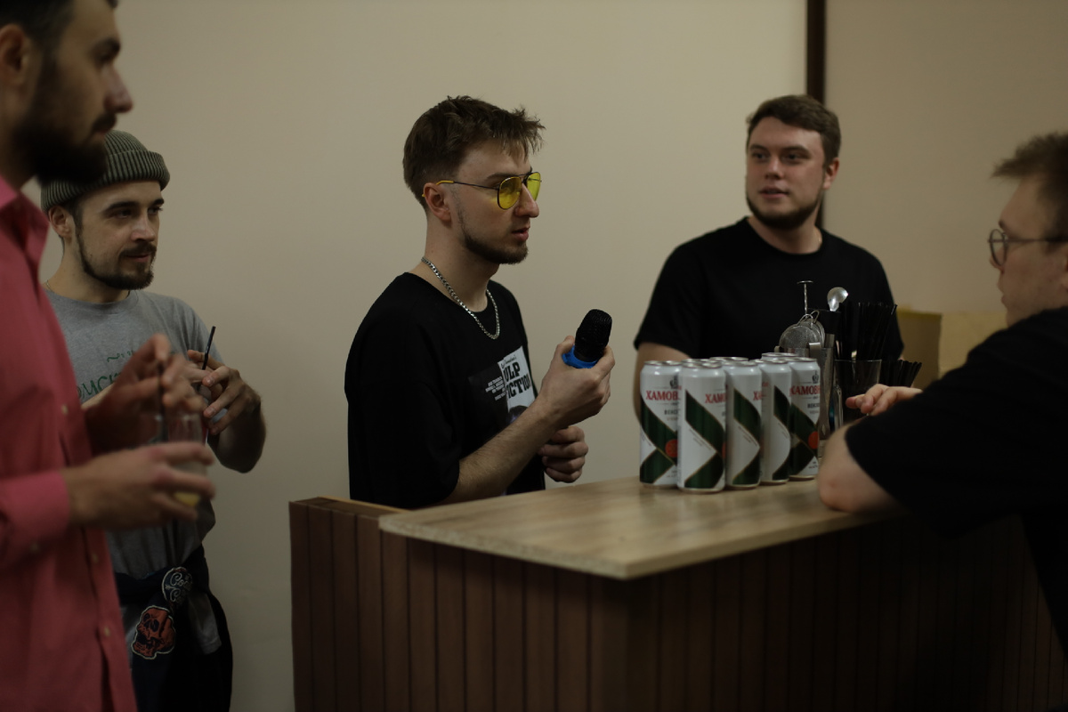 Барная стойка — единственное, что видят гости. Вся кухонная магия остаётся за кадром».*