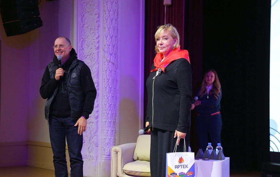    Ведущая федерального канала приехала для показа патриотического проекта. Фото: МДЦ "Артек"