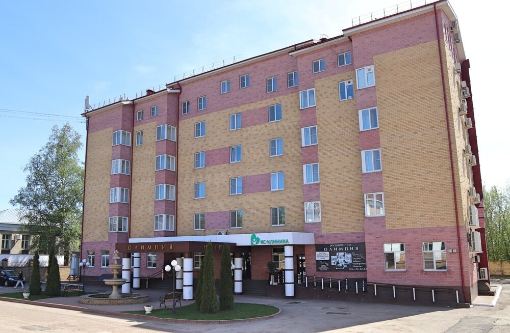Гостиница "Олимпия". На фото угловое окно из номера у нас было на третьем этаже, располагалось над углом навеса где написано "КС-клиника" (то есть над стендом "Олимпия").