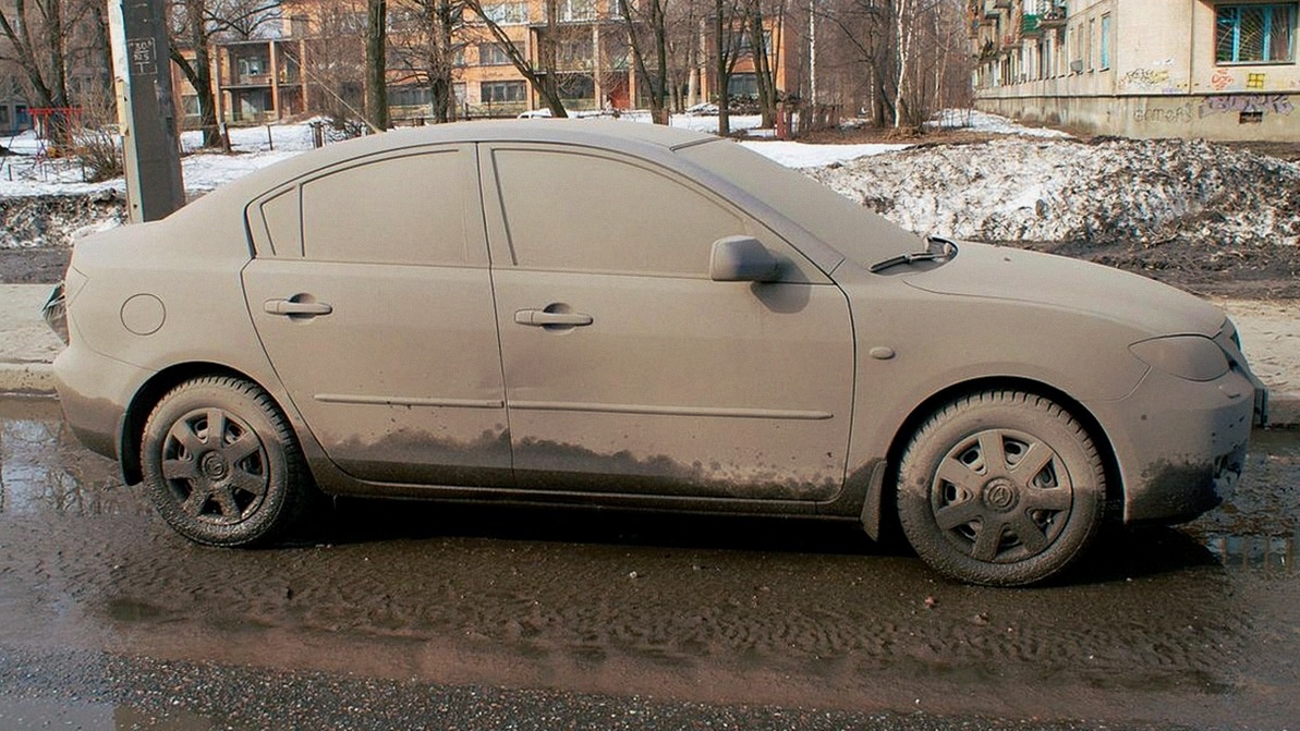 Так выглядит машина после пары недель в городе без мойки в сезон оттепели.