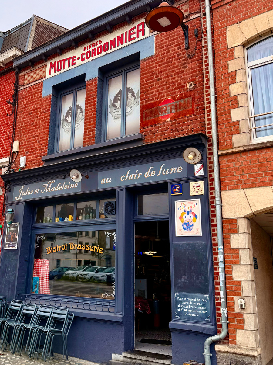 Бистро-брассери «Жюль и Мадлен при лунном свете» (Jules et Madeleine au clair de lune). 📸Фото автора.