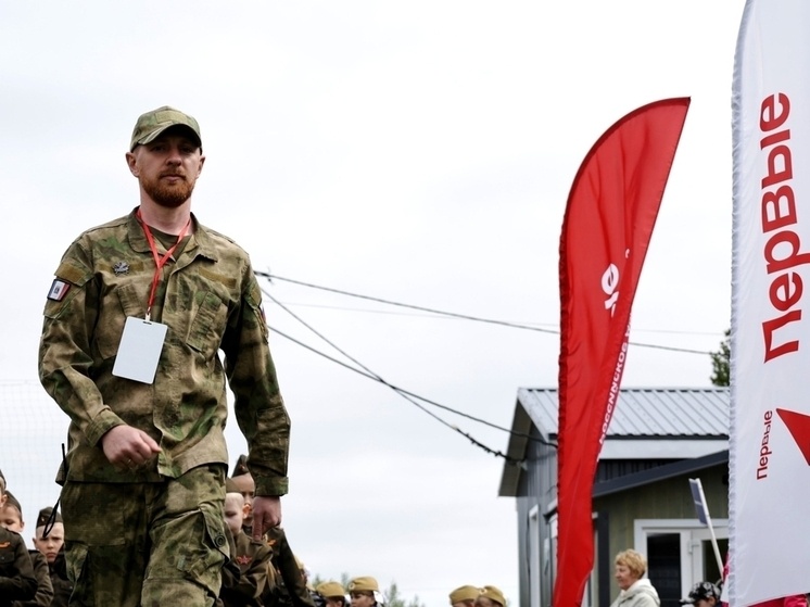     Участники военно-спортивной игры продемонстрировали, как умеют оказывать первую помощь. Фото: пресс-служба Администрации Чудовского округа
