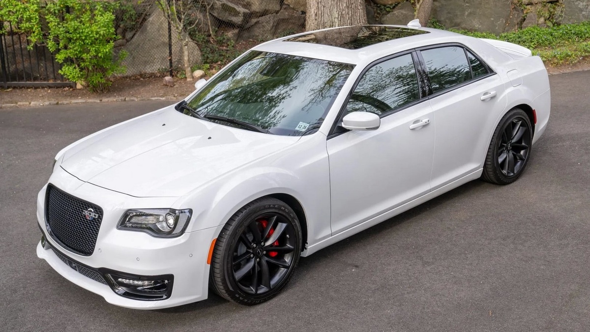 Chrysler 300C 2023 года