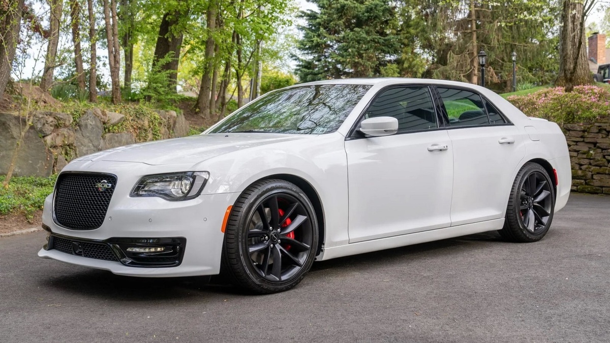 Chrysler 300C 2023 года
