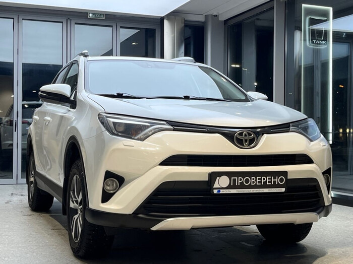 Toyota RAV4: качественные автомобили обычно продаются быстро. Фото: pangocars.ru