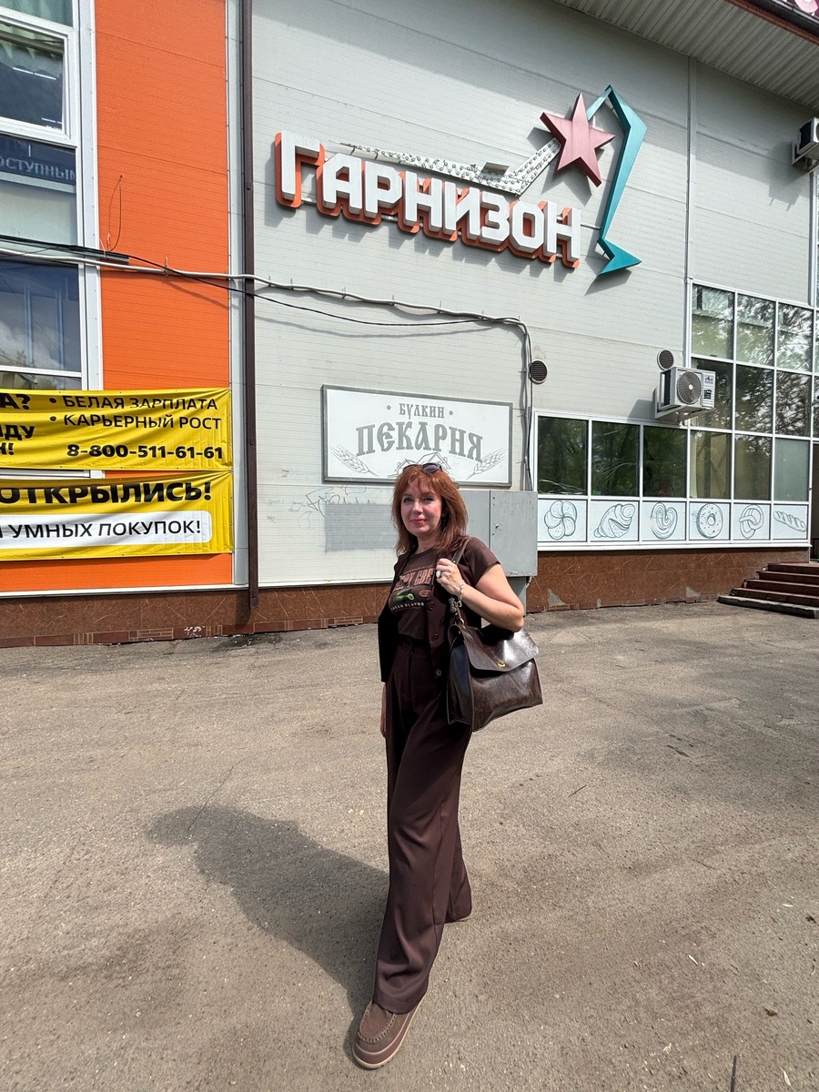 Автор на входе в военный городок. Уже нет проходной.)) 